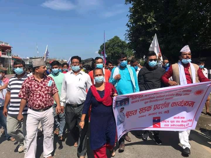 प्रधानमन्त्री ओलीको समर्थनमा सर्लाहीका चार स्थानमा प्रदर्शन (तस्बीरसहित)