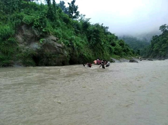 राष्ट्रिय परिचय पत्रका लागि विवरण संकलन गर्न ट्याक्टर चढेर नारायण खोला पुगे कर्मचारी
