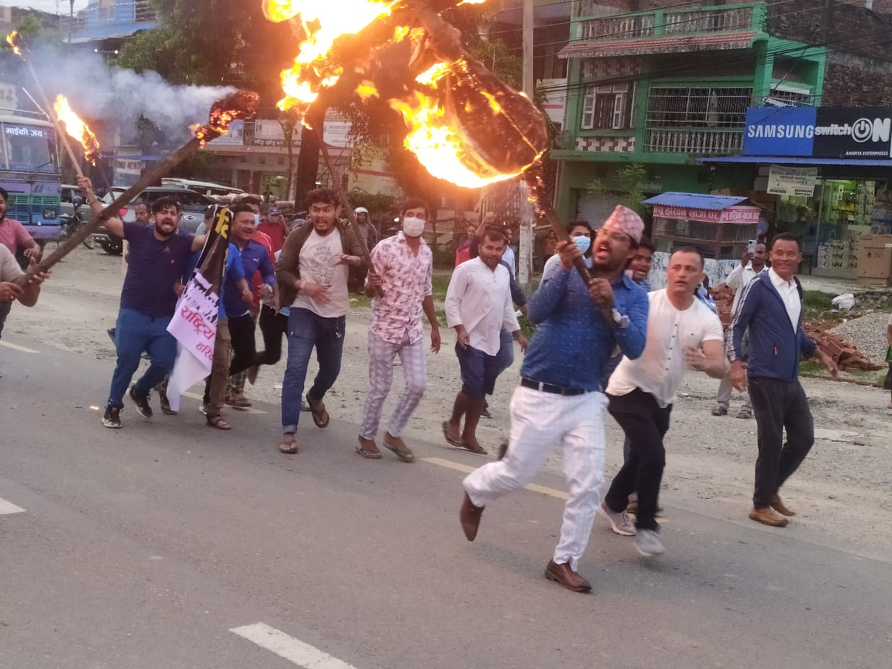अध्यादेशको विरोधमा हरिवनमा युवा संघको मसाल जुलुस