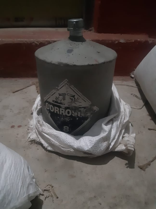 सर्लाहीबाट सशस्त्र प्रहरीले फेला पार्यो अनौठो ढुंगा र पदार्थ
