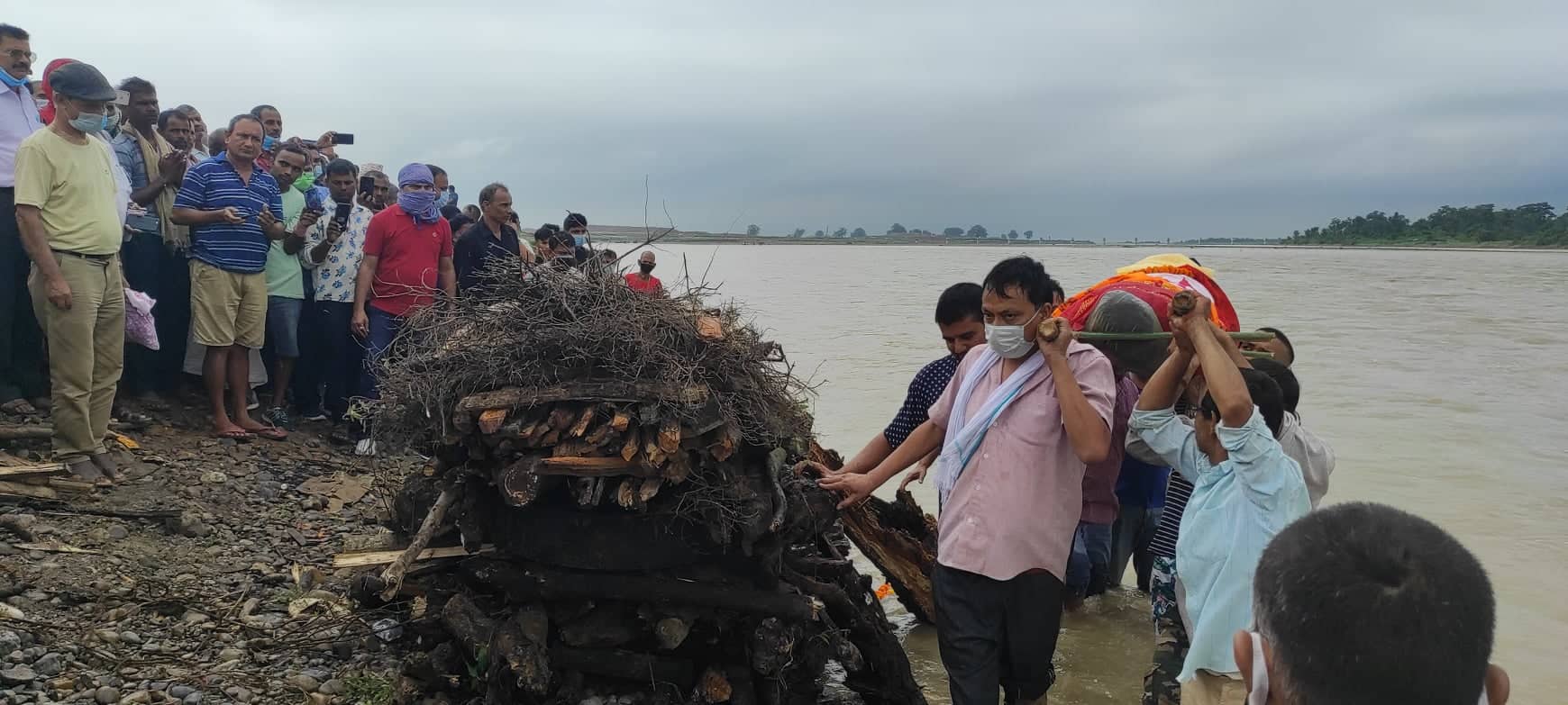 स्व. खनालको अन्त्येष्टीमा मानवसागर, कांग्रेसको झण्डा ओढाईयो