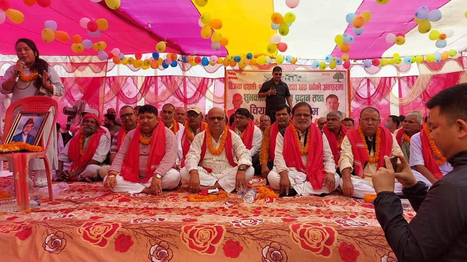 मन्त्री सिंहको निवासमा शुभकामना साटासाट