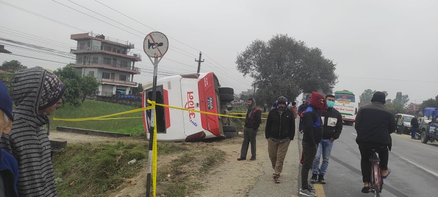 हरिवनमा बस पल्टियो, १७ यात्रु घाईते