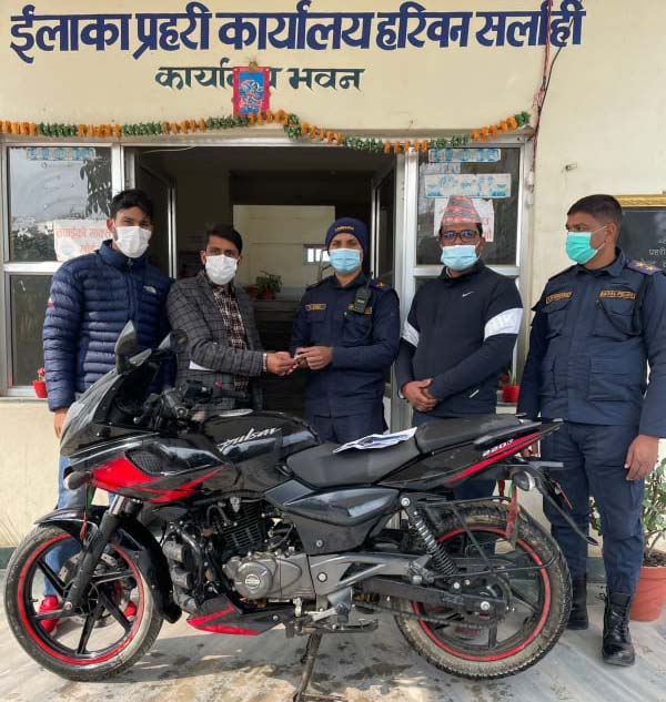 हरिवन प्रहरीले चोरिएको मोटरसाईकल धनीलाई फिर्ता गर्यो