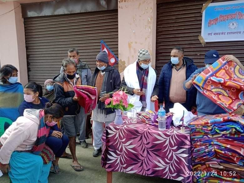 विद्यार्थीलाई स्वीटर र पिछडालाई ब्लांकेट वितरण