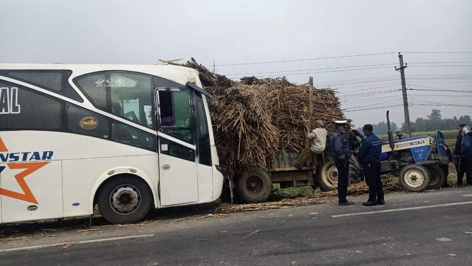 हरिवनमा राेकिराखेकाे ट्याक्टरकाे टेलरमा ठाेक्किँदा रात्रीबसका २५ यात्रु घाईते