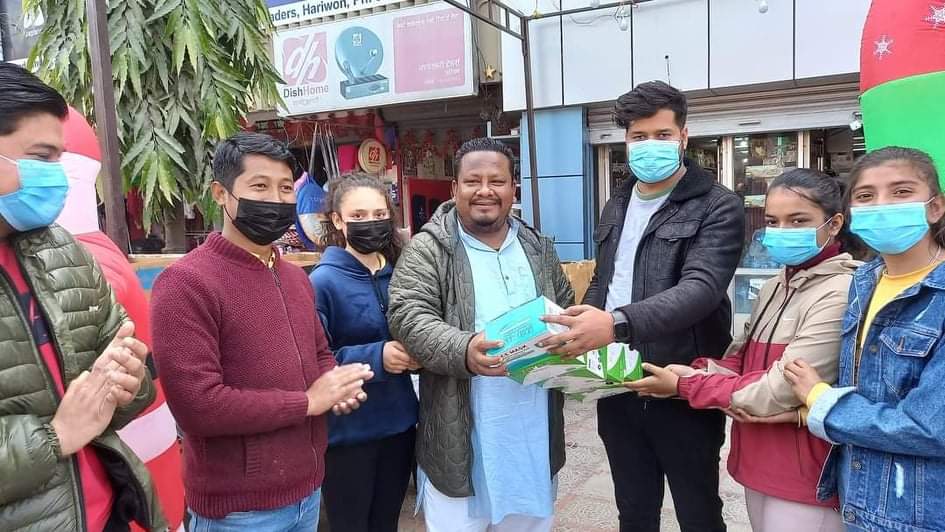 हरिवन युथ रेडक्रसका युवाले बाँडे मास्क