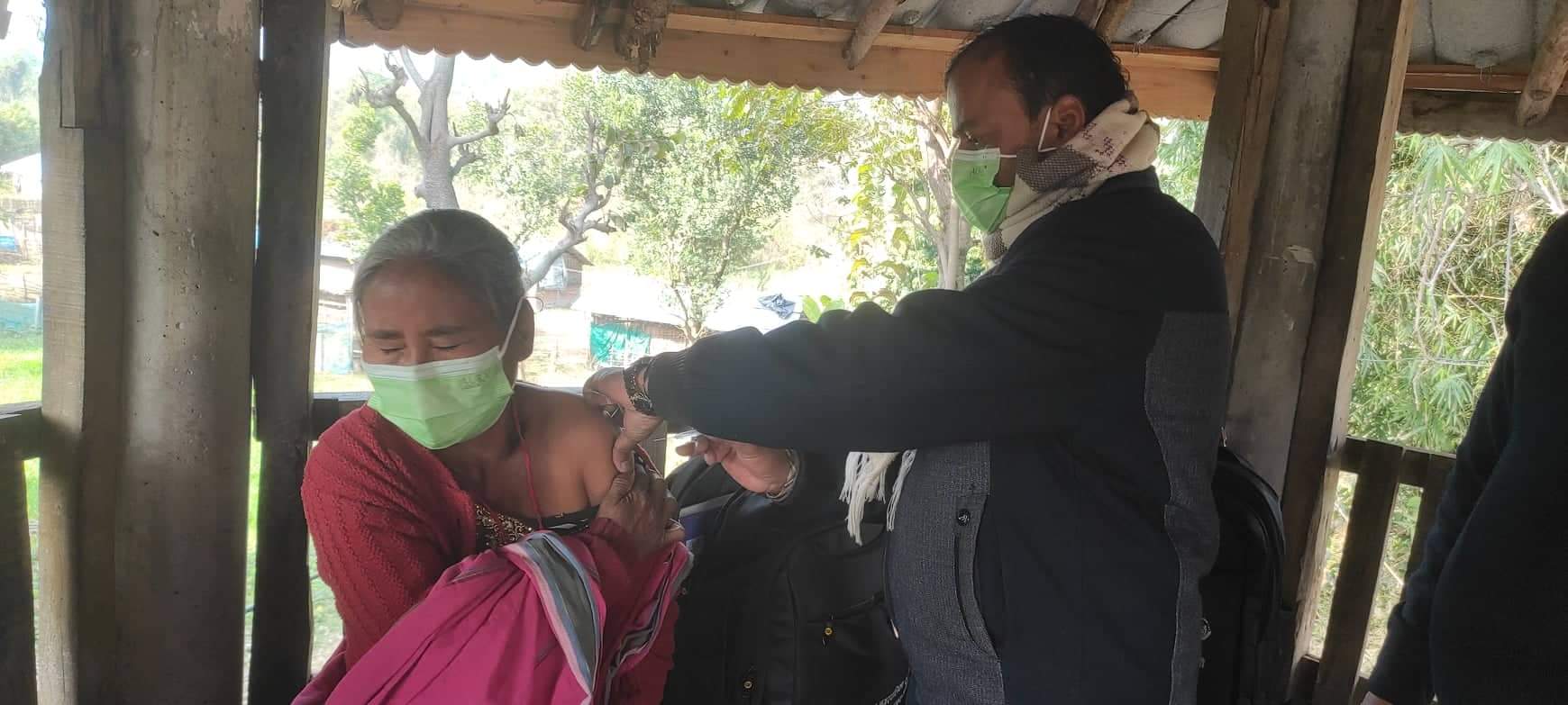 हरिवनमा गाउँ-गाउँ घुमेर कोरोना विरुद् खोप लगाउँदै स्वास्थ्यकर्मी
