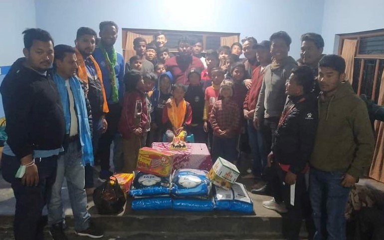 बालगृहमा एमाले अध्यक्ष ओलीको जन्मदिन मनाइयो, खाद्यान्न सहयोग