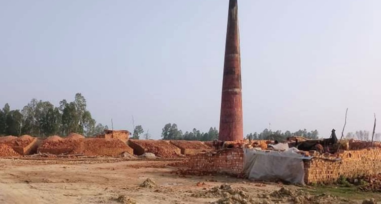 वर्षाकाे क्षति पूर्ति गर्न ईट्टा व्यवसायीद्वारा उपभाेक्ताकाे ´ढाड सेकाई`