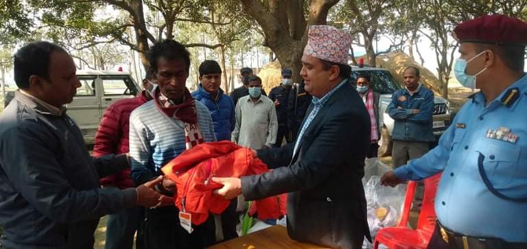 दलित र विपन्नलाई न्यानो कपडा वितरण
