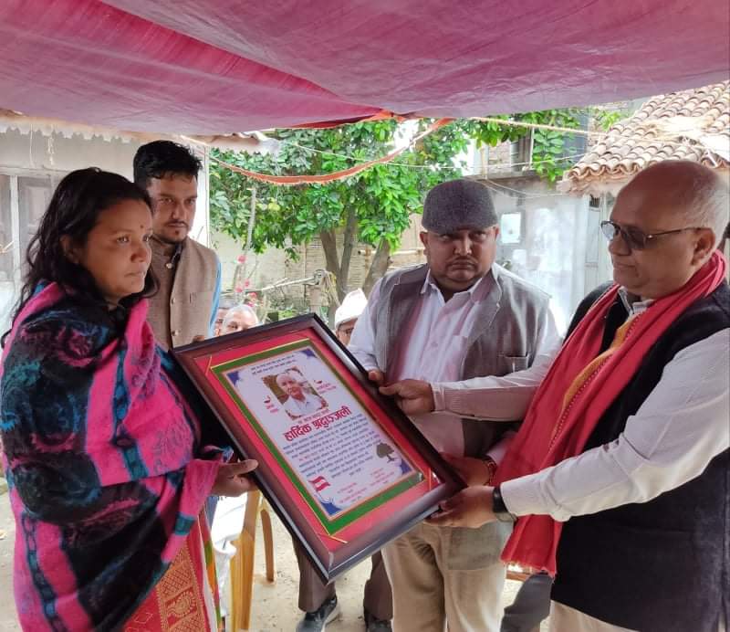 स्व. कार्कीका परिवारसँग कांग्रेस नेताहरुकाे भेट