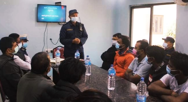 मोटरसाइकल चोरी घटाउन वर्कशप संचालकलाई पढाउँदै लालबन्दी प्रहरी