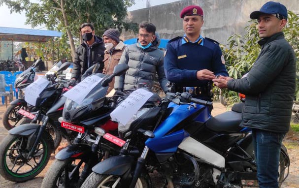 चोरिएका मोटरसाईकल समातेर धमाधम धनीलाई फिर्ता गर्दै ईन्सपेक्टर गिरी