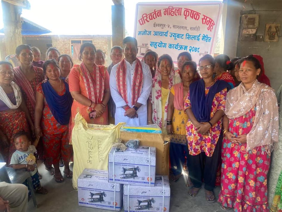 कांग्रेस नेता आचार्यले दिए महिला समूहलाई सिलाईकटाई मेसिन