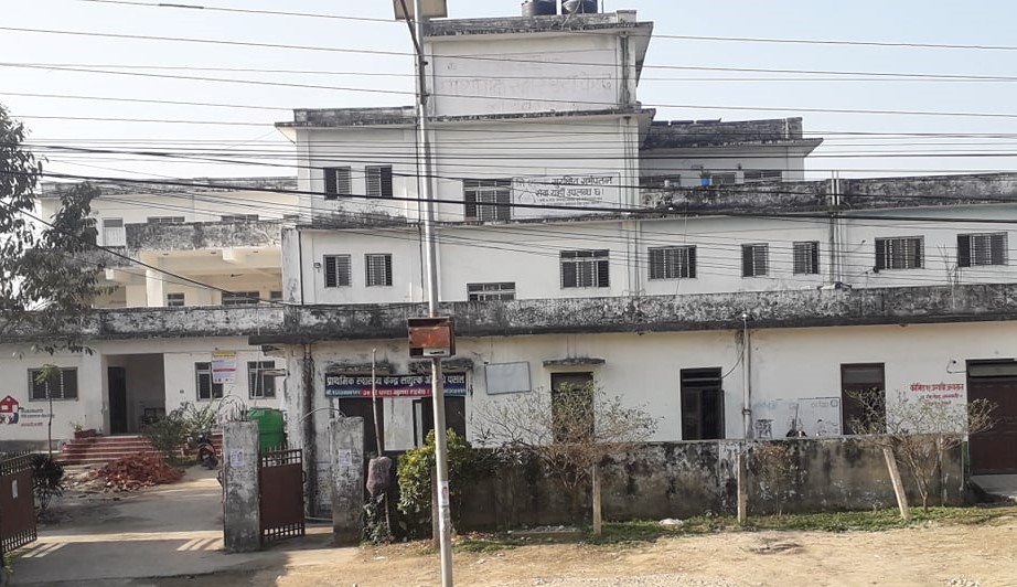उज्यालाे अभियान समाचार प्रभाव : डिउटी नगर्ने लालबन्दीका अहेव चाैधरीलाई नारायणखाेला पठाईयाे