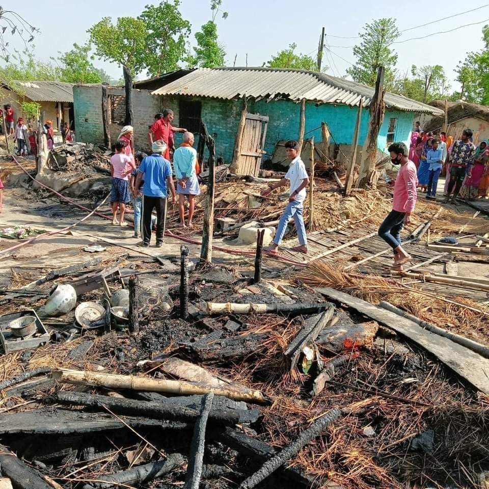 सर्लाहीको धनकौलमा आगाेले १३ घर जले, लाखाैंकाे क्षति