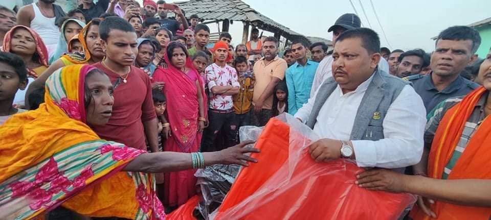 धनकौलका अग्नीपीडित परिवारलाई कांग्रेस नेता र विपद् व्यवस्थापन समितिबाट राहत सामग्री प्रदान