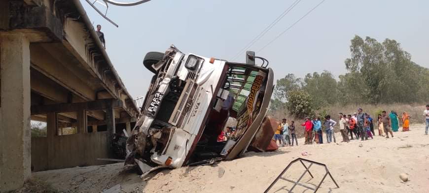 पुलबाट बस खसेको दुर्घटना : मृतक ४ जनाकै पहिचान खुल्यो