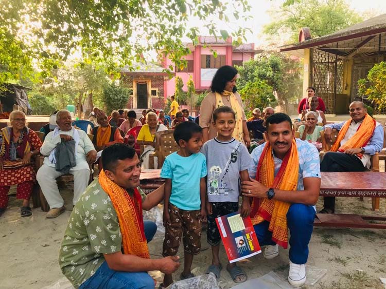सशस्त्र प्रहरी निरीक्षकद्वय खड्का र कार्कीद्वारा वृद्धाश्रममा सहयोग