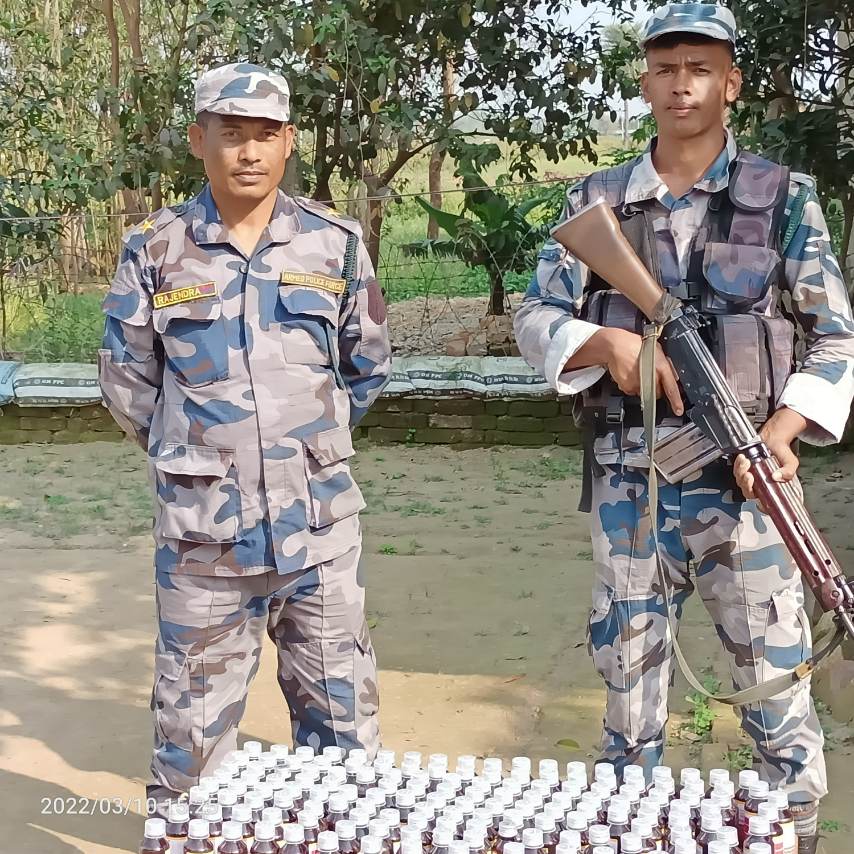 सशस्त्र प्रहरीद्वारा भारत लैजाँदै गरेकाे गाँजा र नेपाल भित्र्याईंदै गरेकाे काेरेक्स बरामद्