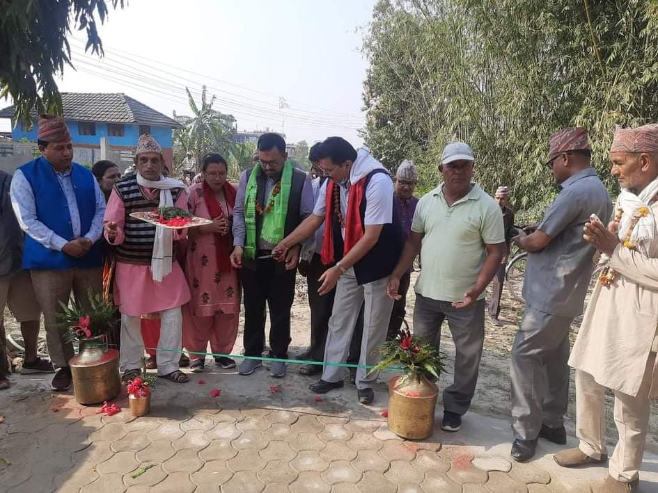 हरिवनमा एकसाथ तीनवटा ढलान सडकको उद्घाटन