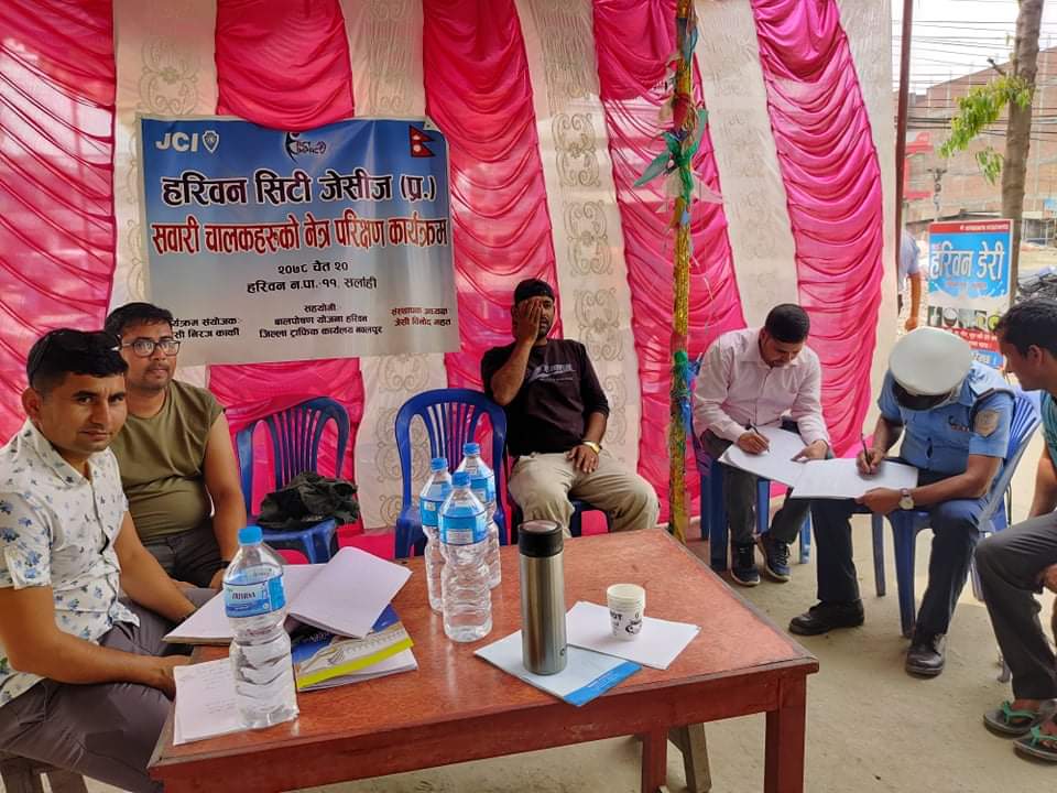हरिवन जेसिजले गरायाे राजमार्गमा सबारी चलाउने चालकको आँखा परीक्षण