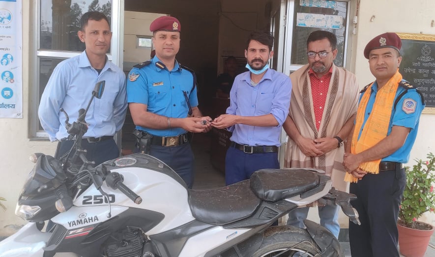 हरिवन प्रहरीले चोरिएको मोटरसाईकल खत्रीलाई फिर्ता गर्यो