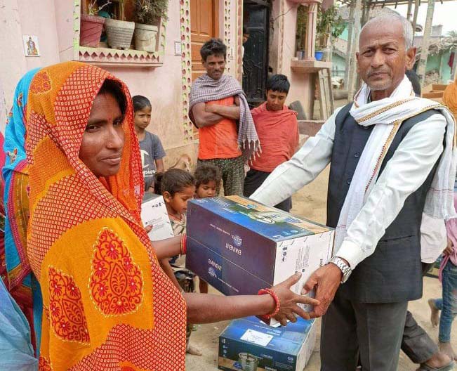कौडेनामा प्रेसर कुकर र साईकल बाँड्दै वडाध्यक्ष