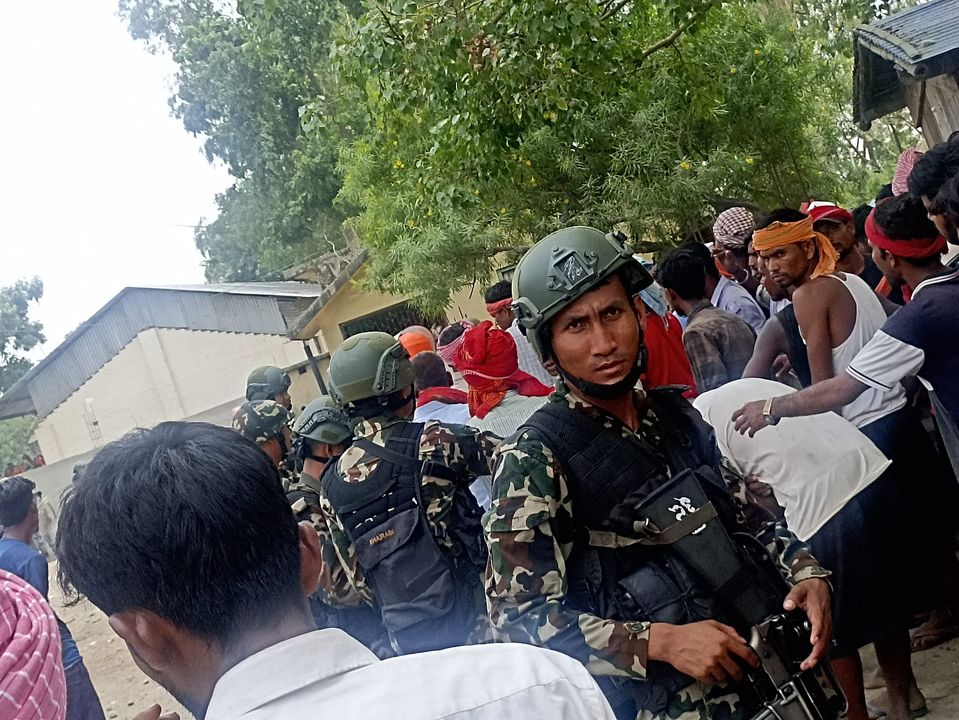 बलरामा मतदान गर्न सिकाउने मतदान अधिकृत बर्खास्त, सहायकबाट मतदान गराईदै