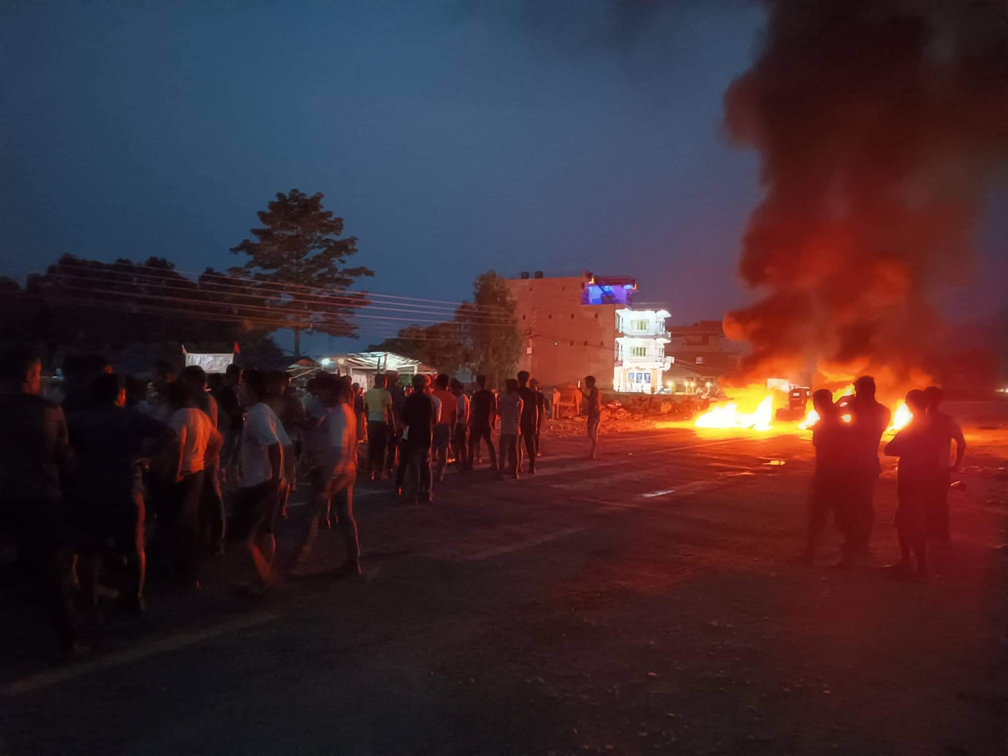 बागमतीमा माओवादी र एमाले कार्यकर्ताबीच झडप, माओवादीद्वारा पूर्व-पश्चिम राजमार्गमा चक्काजाम