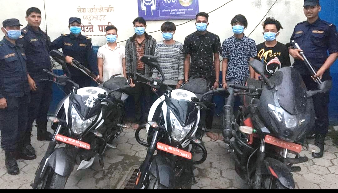 भक्तपुर प्रहरीकाे फन्दामा परे माेटरसाईकल चाेरी आराेपमा सर्लाहीका वर्कशप संचालक सहित ३ जना
