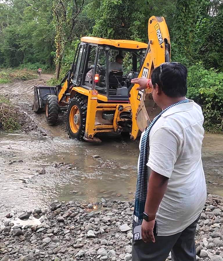 समाजसेवी साहले अशक्तलाई खाद्यान्न दिए अनि बाटो समेत तत्काल मर्मत गराईदिए