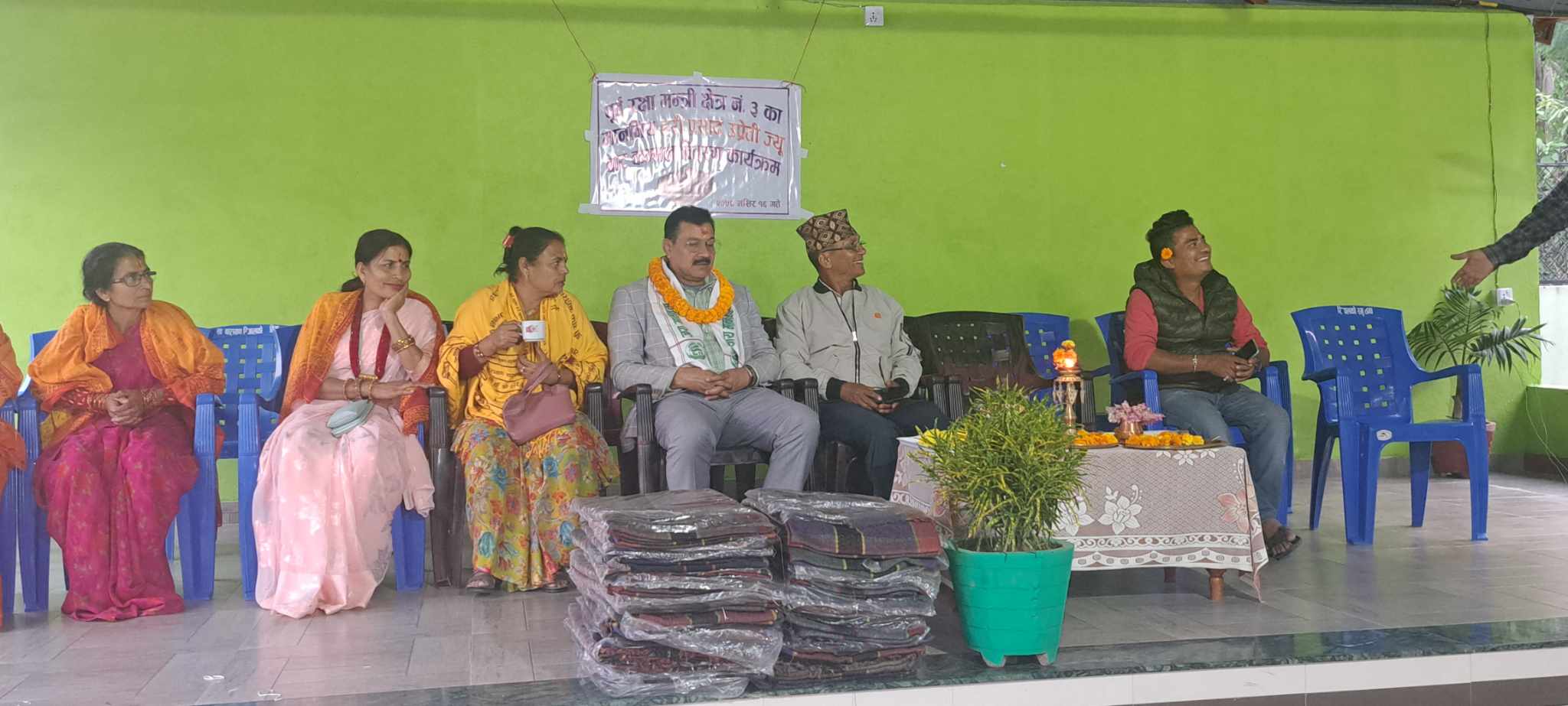 सांसद उप्रेतीले दिए मानव सेवाश्रममा ४० थान कम्बल