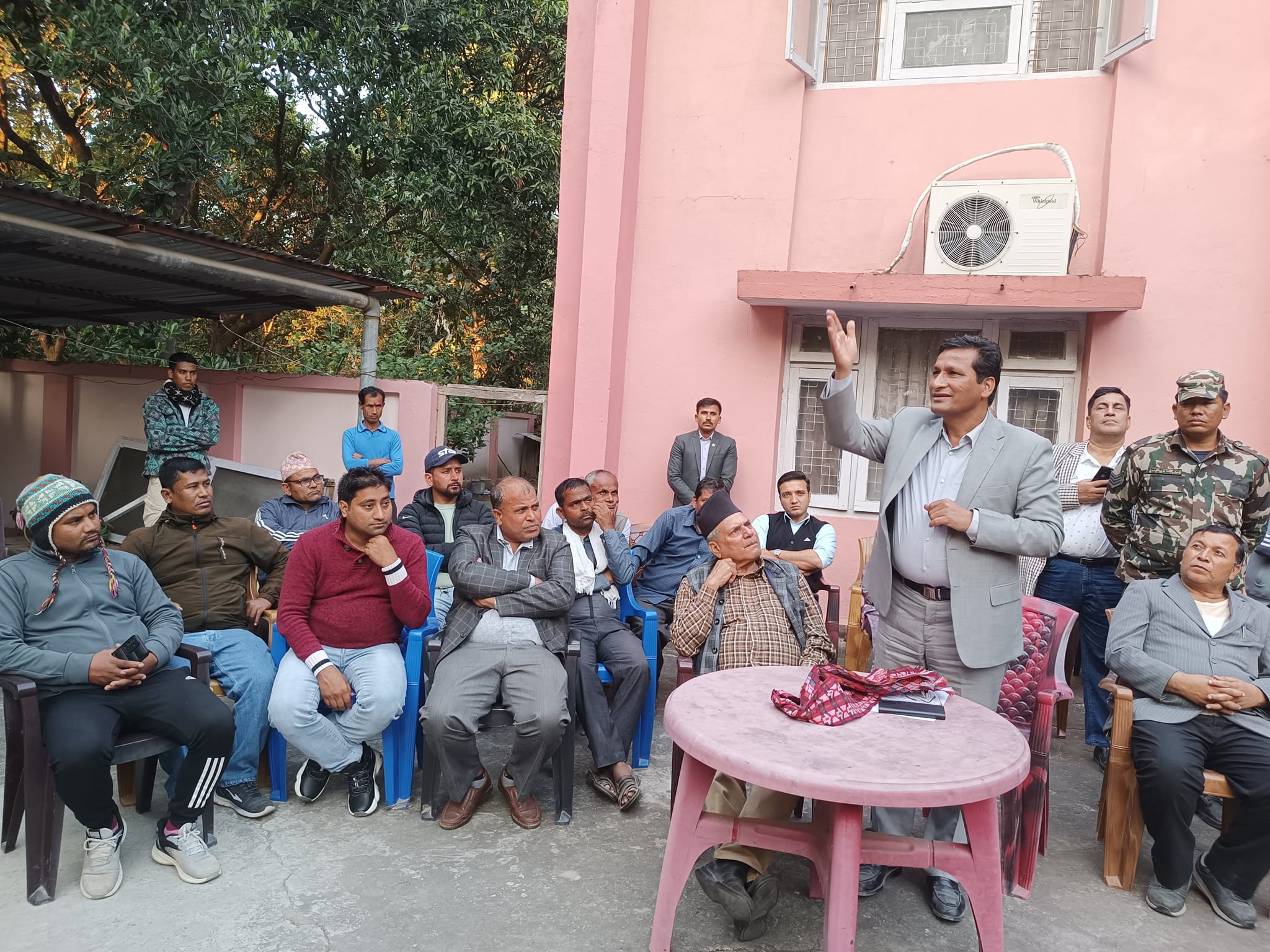 उर्जामन्त्री बस्नेतद्वारा माओवादीका कार्यकर्तासँग संक्षिप्त भेटघाट