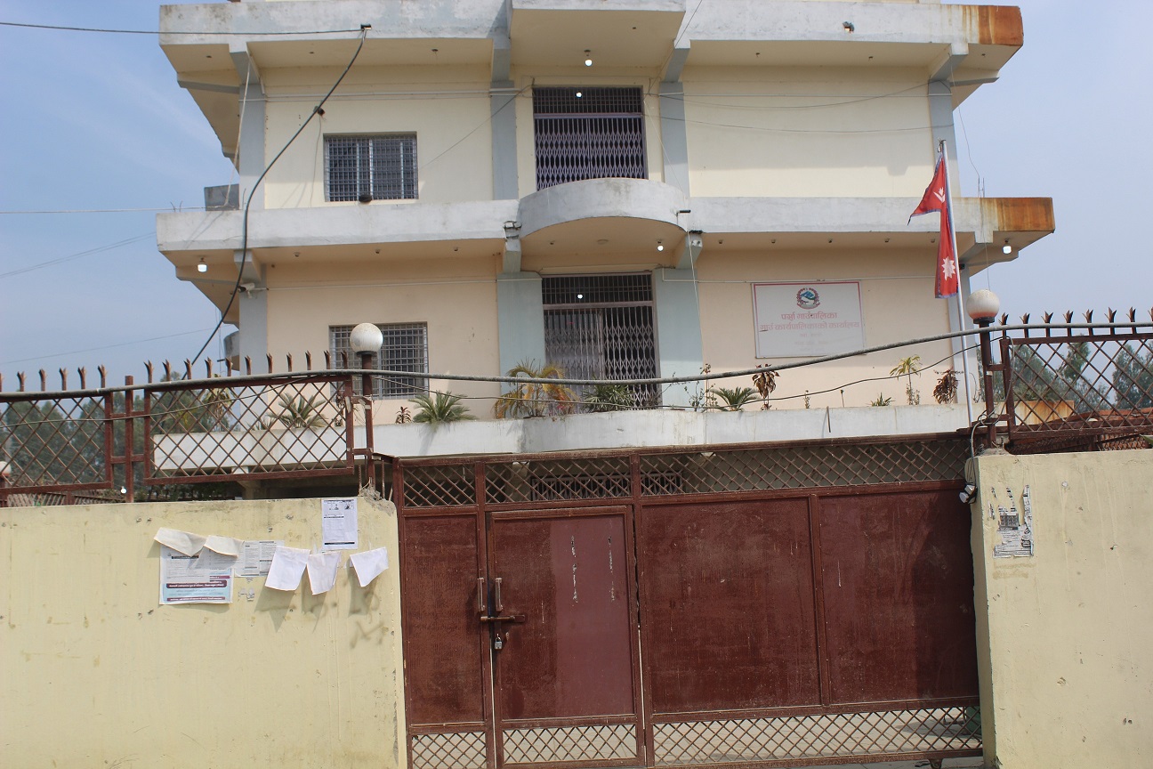 पर्सा गाउँपालिकामा १५ दिनदेखि तालाबन्दी, सेवाग्राही मारमा