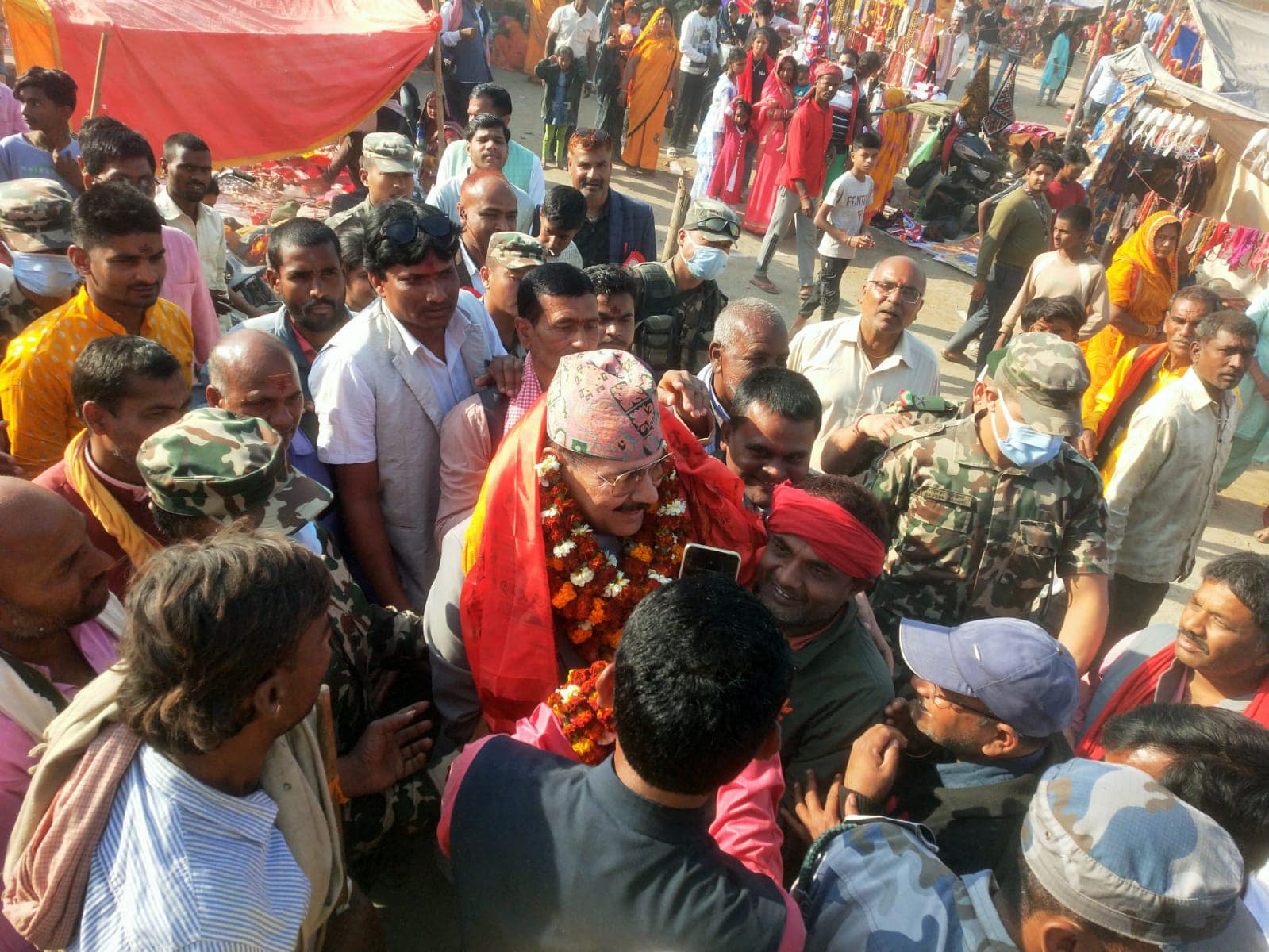 चक्रघट्टामा लागेको महायज्ञ हेर्न रक्षामन्त्री उप्रेती सेनाको हेलिकप्टर चढेर आइपुगे