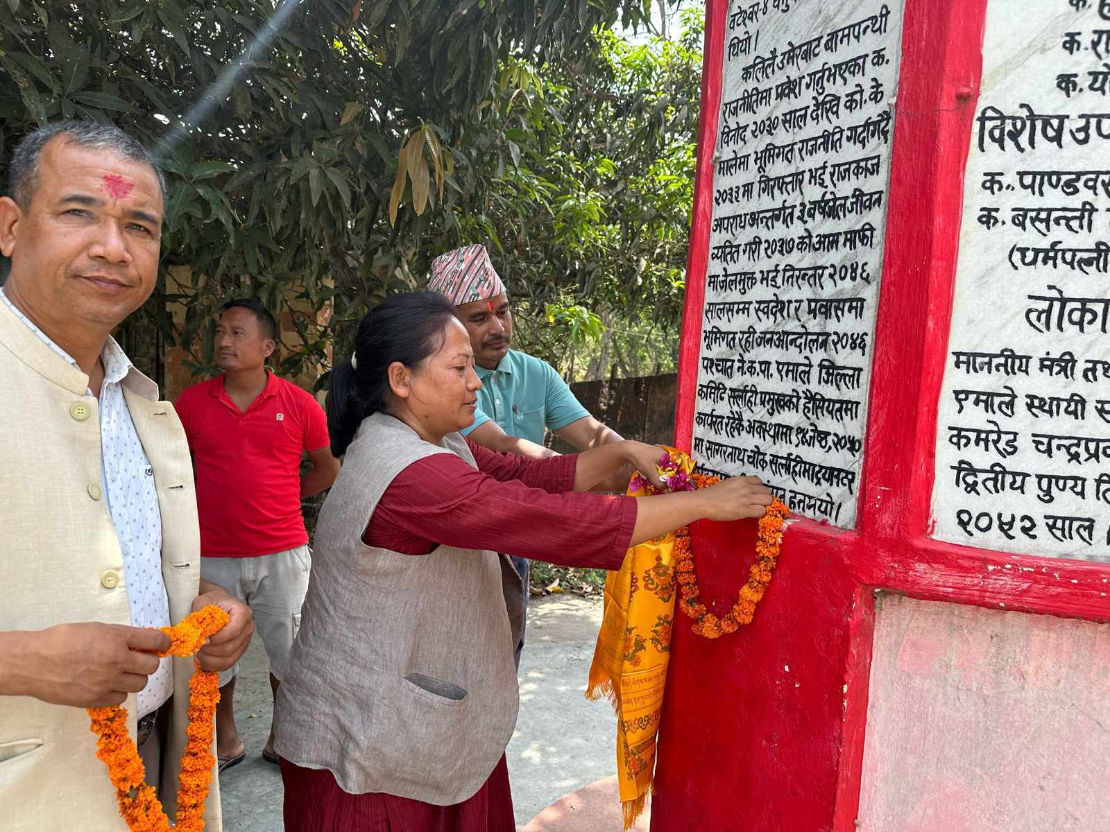 नवनियुक्त मन्त्री लुंगेलीले सम्झिईन शहीद, पुष्पलाल र विनोदको शालिकमा माल्याअर्पण