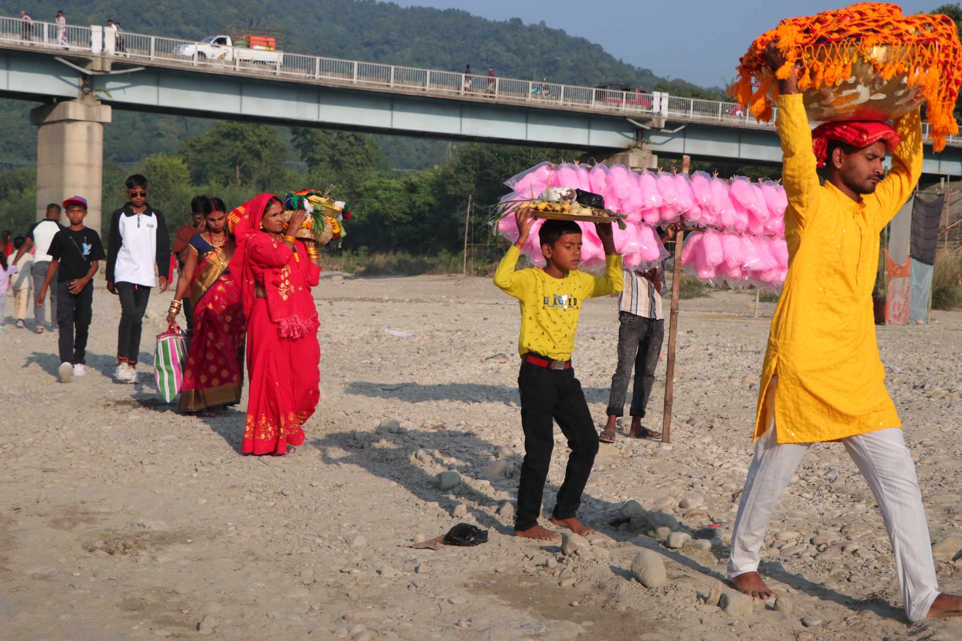 व्रतालु छठघाटतर्फ प्रस्थान गर्न सुरु