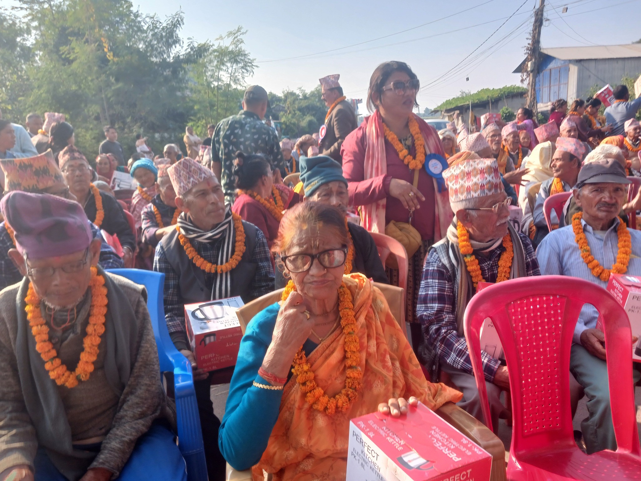 एमालेले दियो ज्येष्ठ नागरिकलाई पानी तताउने भाँडो
