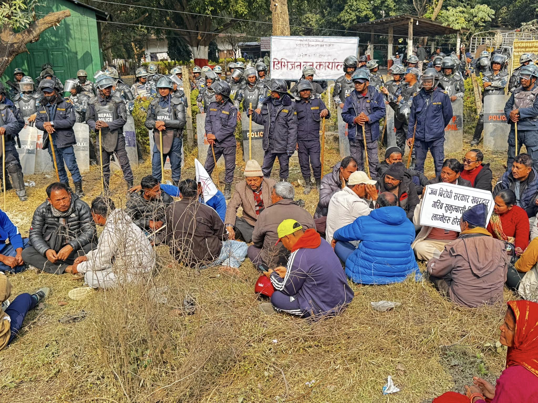 वन कार्यालयमा माओवादी केन्द्रको धर्ना, ताल र बस्ती बसालिएको विषयमा वन कार्यालयद्वारा अनुसन्धान सुरु