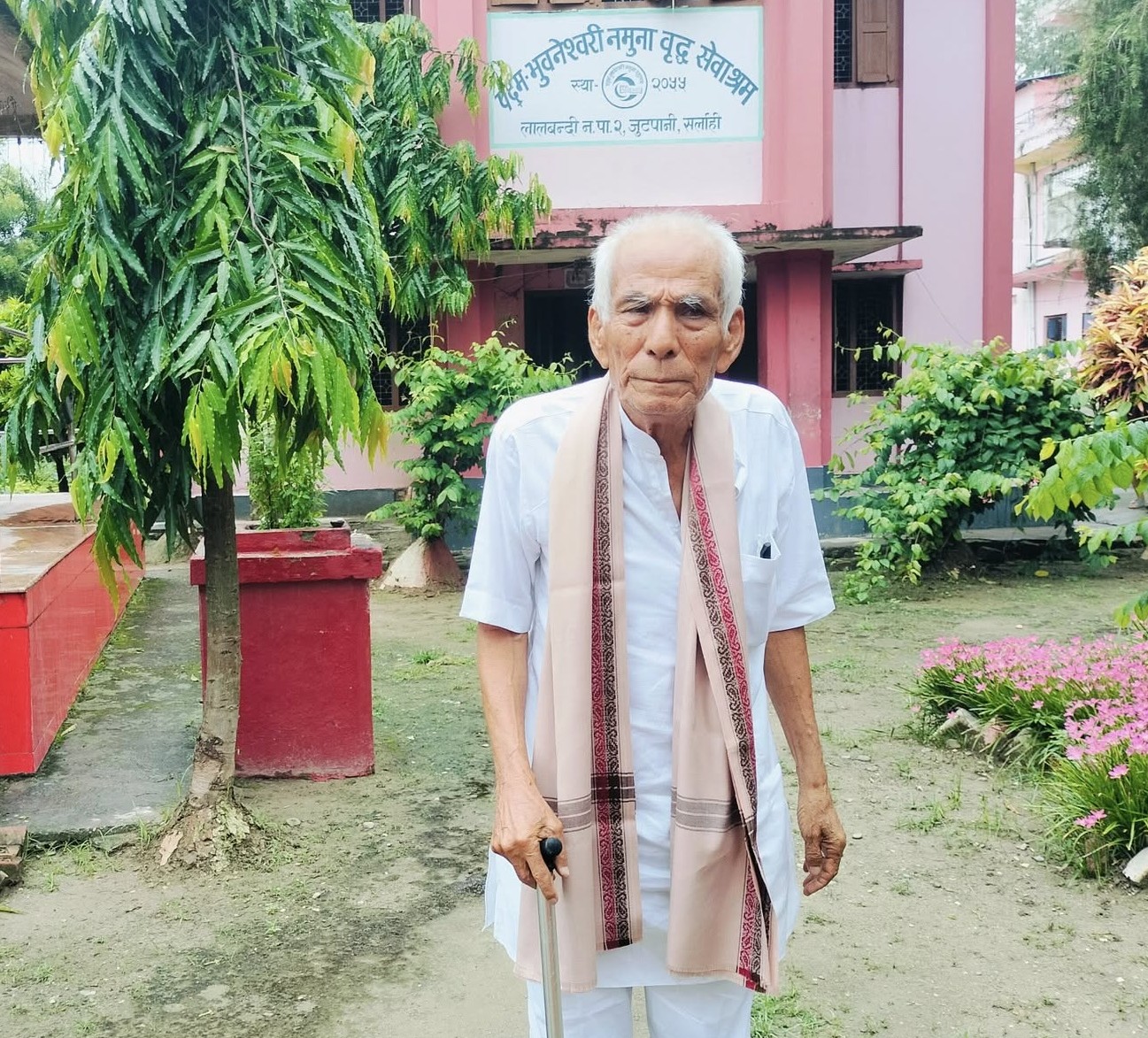 वृद्धा भत्ताको रकमले आश्रममा बुवाआमालाई कपडा