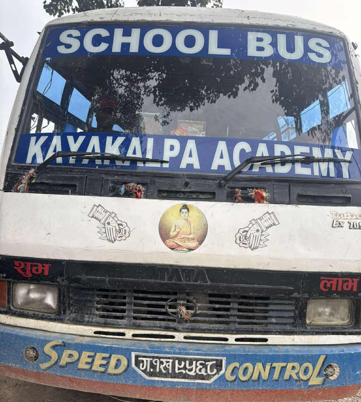 स्कुल बसको ढोकाबाट खसेर विद्यार्थीको मृत्यु