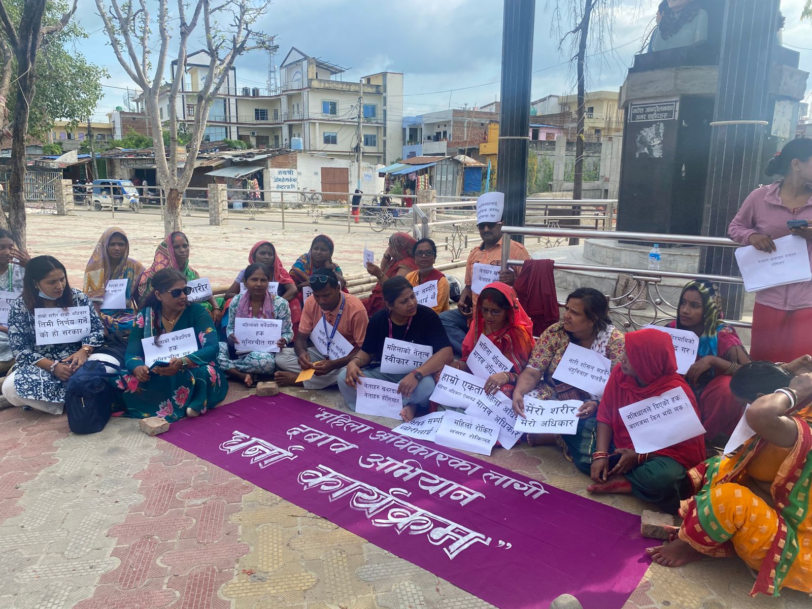 महिला अधिकारकर्मी दुई दिनदेखि धर्नामा