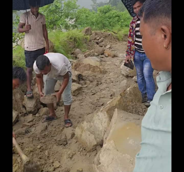 पहिरो खसेपछि दुई दिनदेखि सडक अवरुद्ध