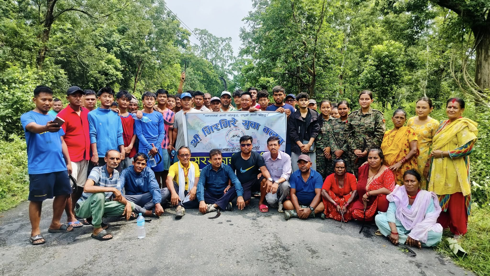 चाडपर्व नजिकिएसँगै गाउँले मिलेर गरे सडक सरसफाई