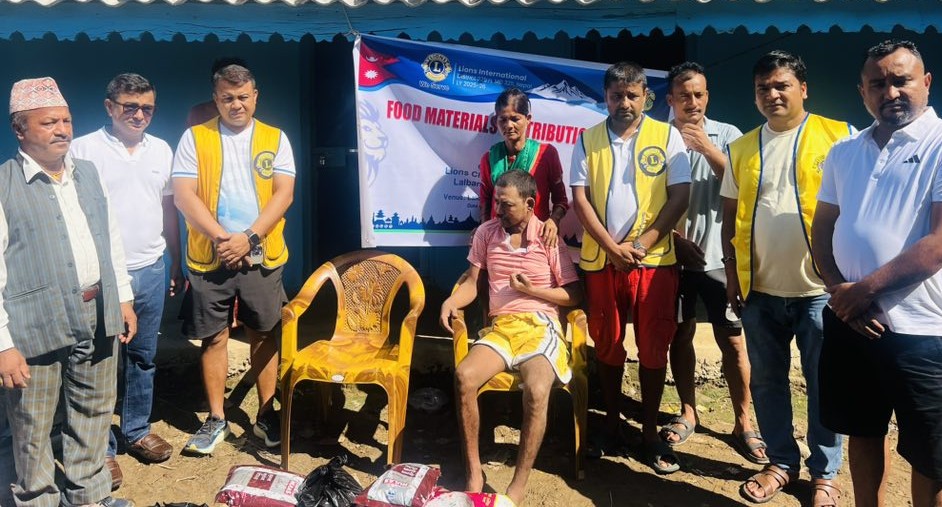 अशक्त विश्वकर्माको परिवारलाई दशैँका लागि खाद्यान्न सहयोग