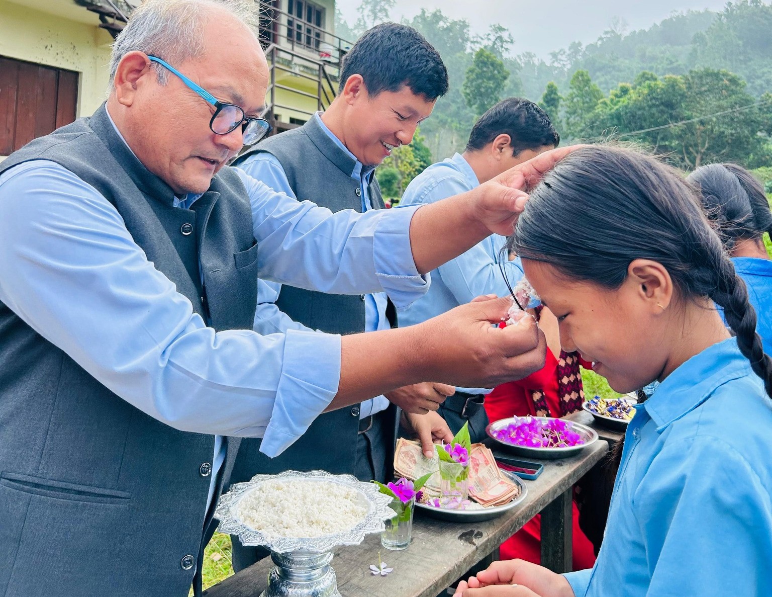 विद्यार्थीलाई टीका लगाएर विद्यालय बिदा
