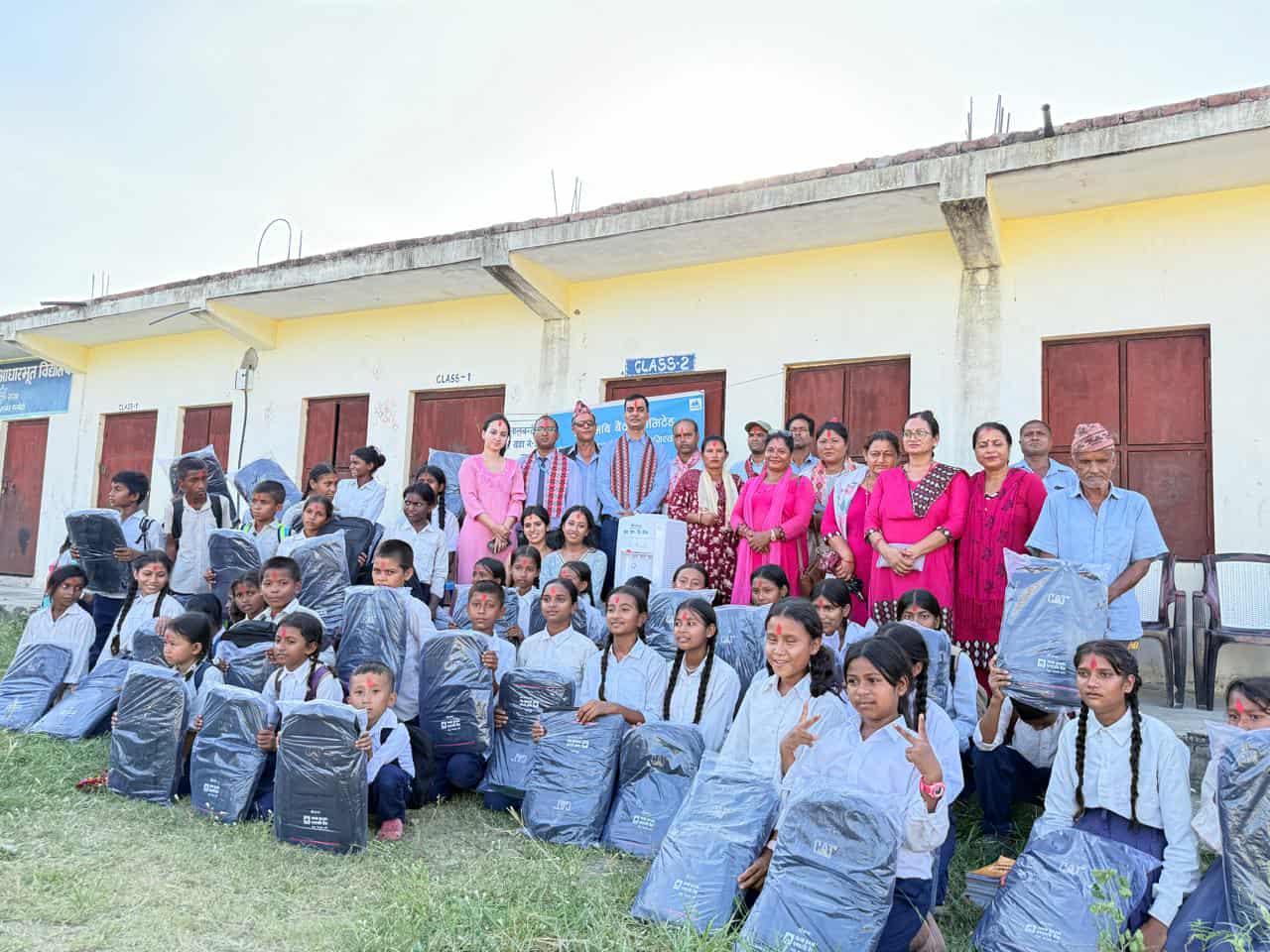 विद्यालय र विद्यार्थीलाई एनएमबी बैंकको सहयोग