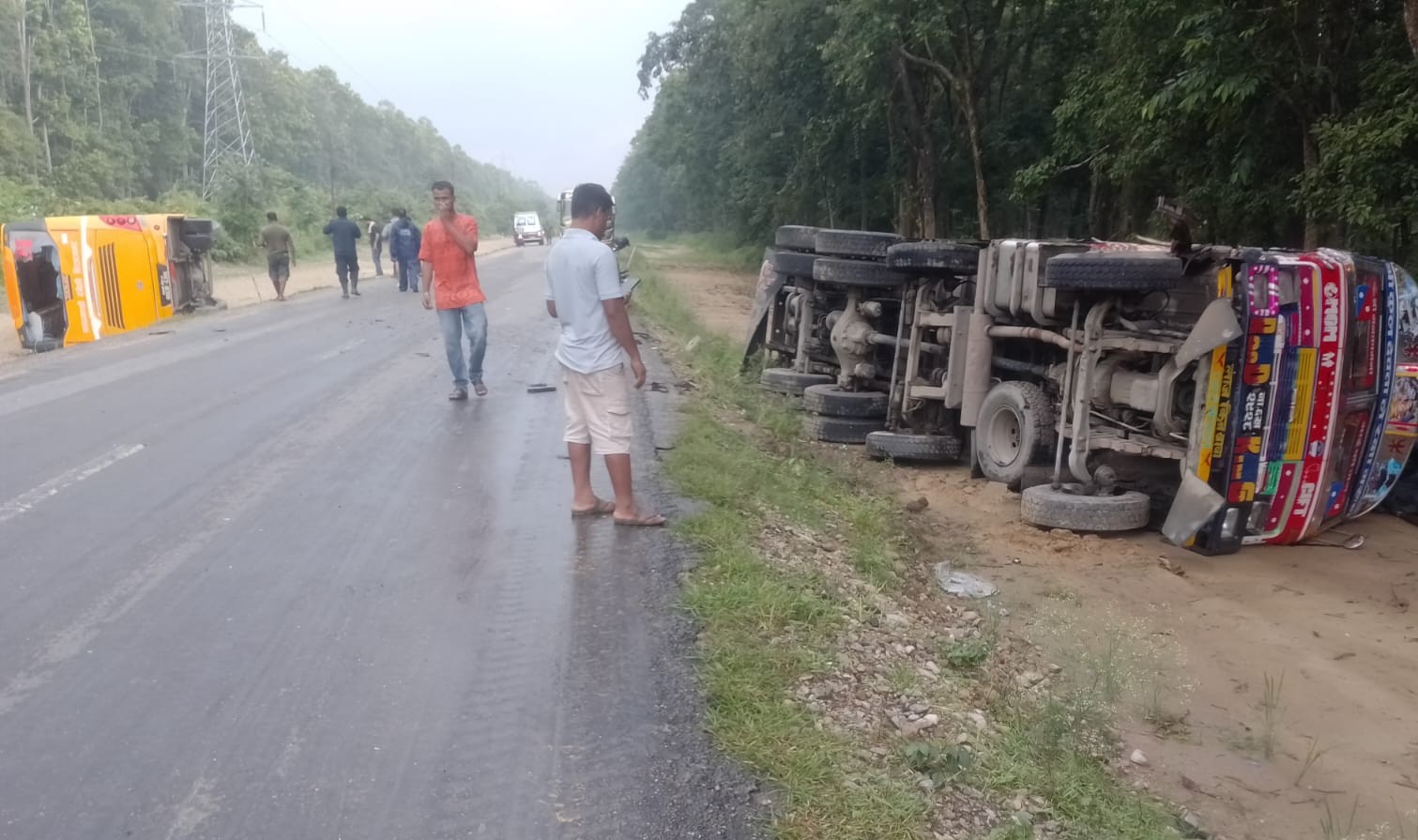 ३ दिन जाममा परेर छुटेको बस ट्रकसँग ठोक्कियो, ७ जना घाइते